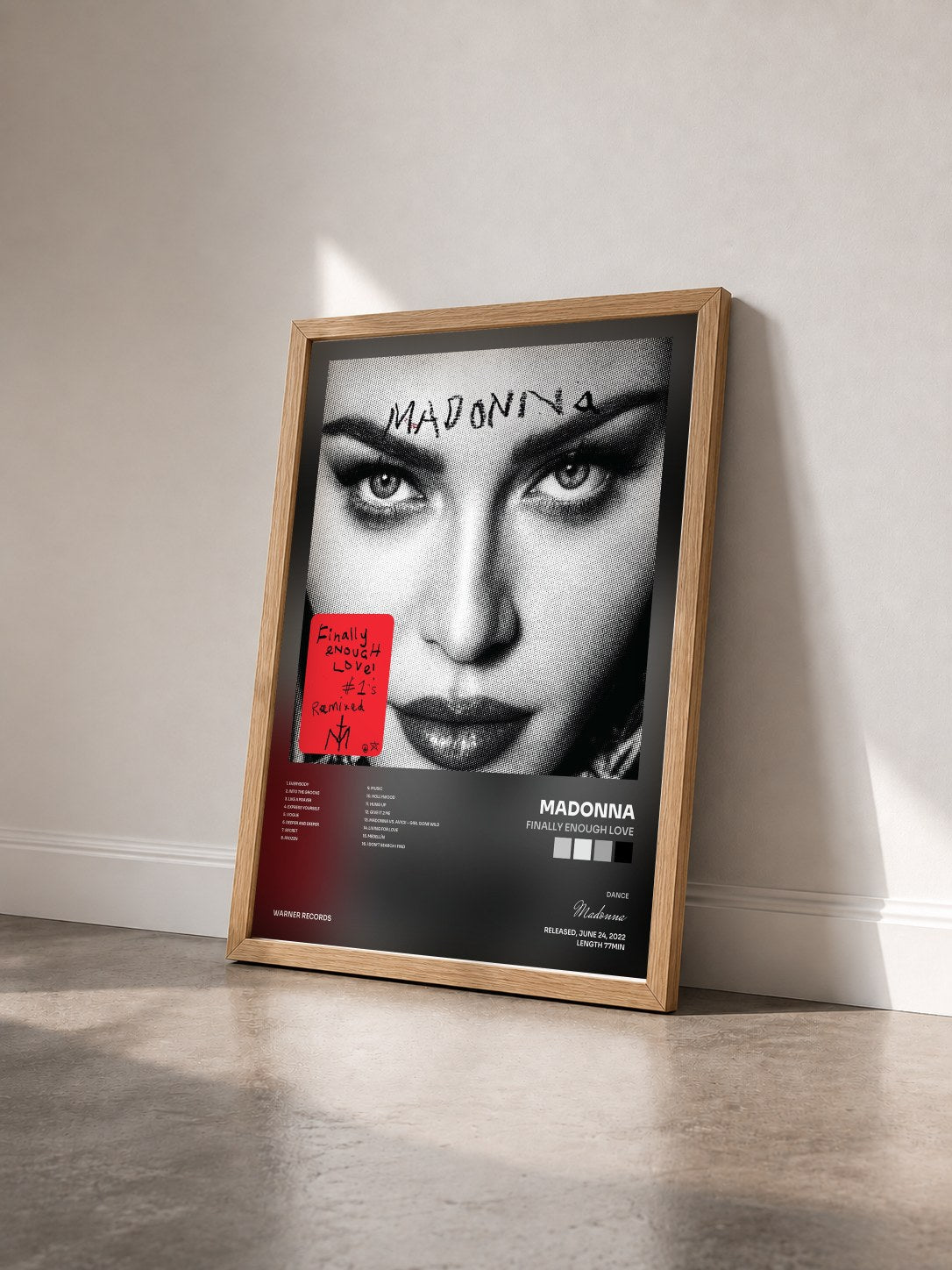 #bois Tableau de l'album Finally Enough Love de Madonna vu de trois quarts, cadre en bois brut