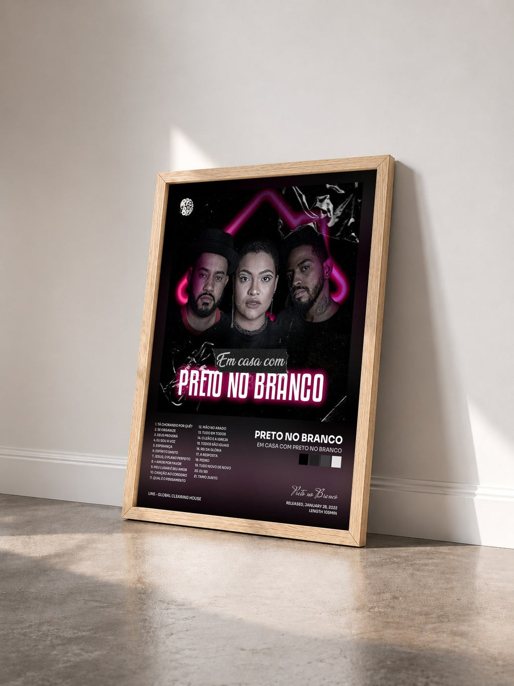 #bois Tableau de l'album Em Casa Com Preto no Branco de Preto no Branco vu de trois quarts, cadre en bois brut