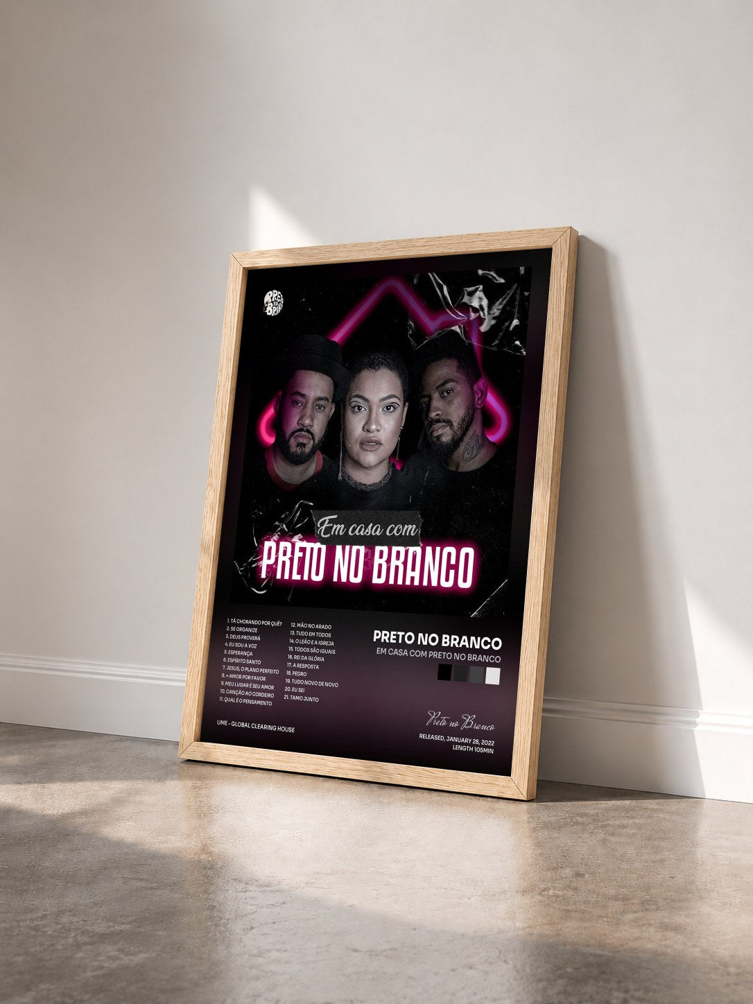 #bois Tableau de l'album Em Casa Com Preto no Branco de Preto no Branco vu de trois quarts, cadre en bois brut