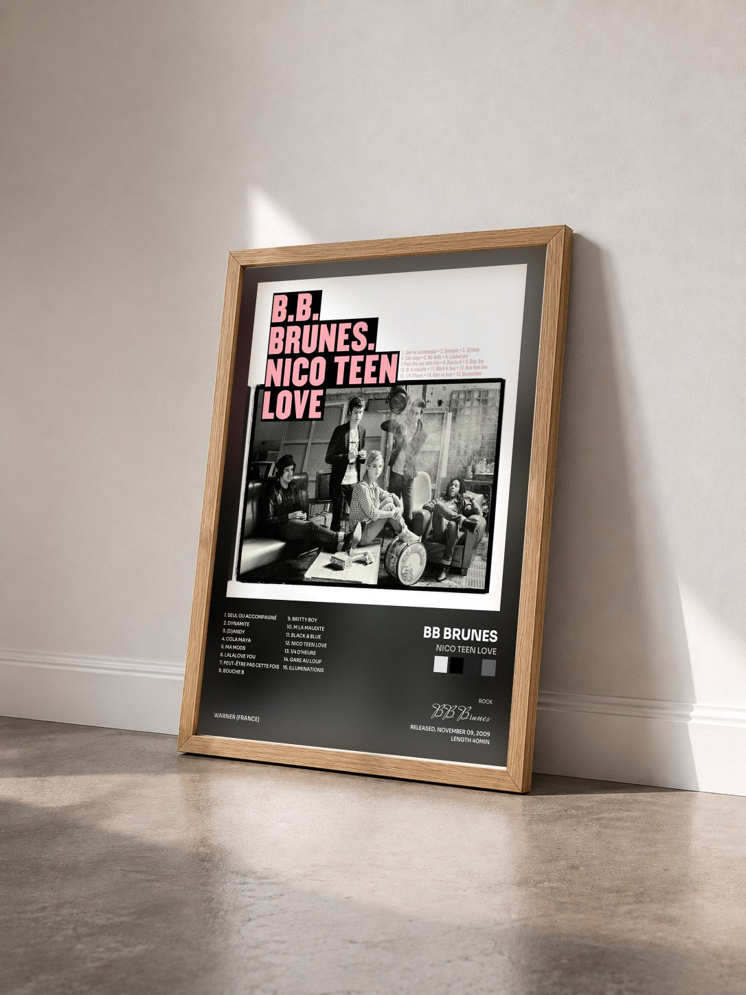 #bois Tableau de l'album Nico Teen Love de BB Brunes vu de trois quarts, cadre en bois brut