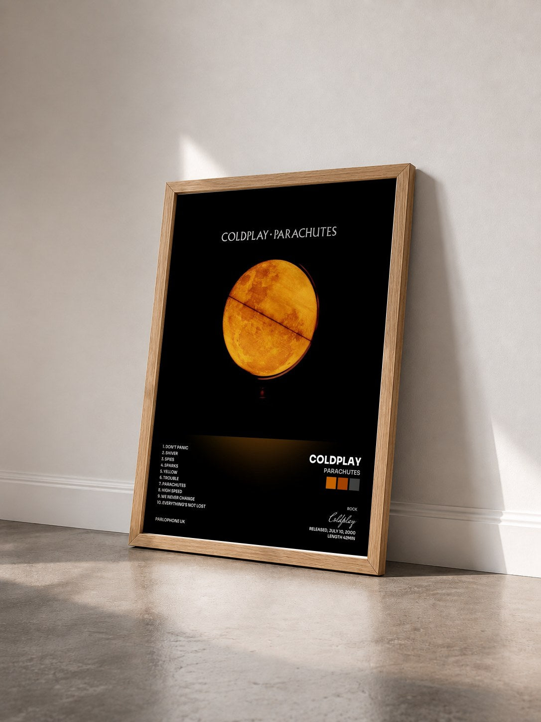 #bois Tableau de l'album Parachutes de Coldplay vu de trois quarts, cadre en bois brut