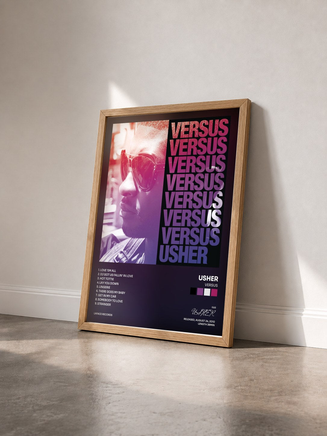 #bois Tableau de l'album Versus de USHER vu de trois quarts, cadre en bois brut