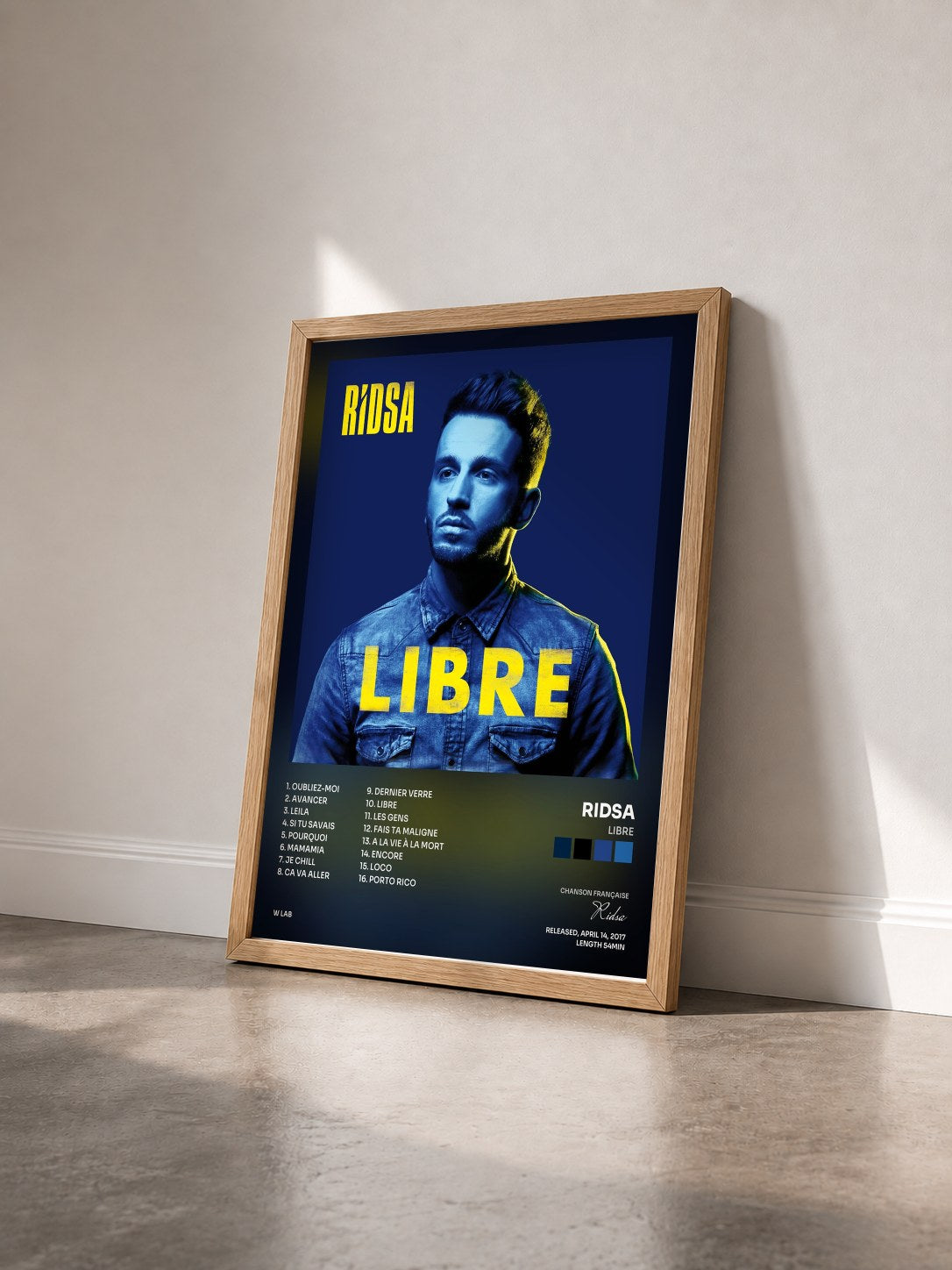 #bois Tableau de l'album Libre de Ridsa vu de trois quarts, cadre en bois brut