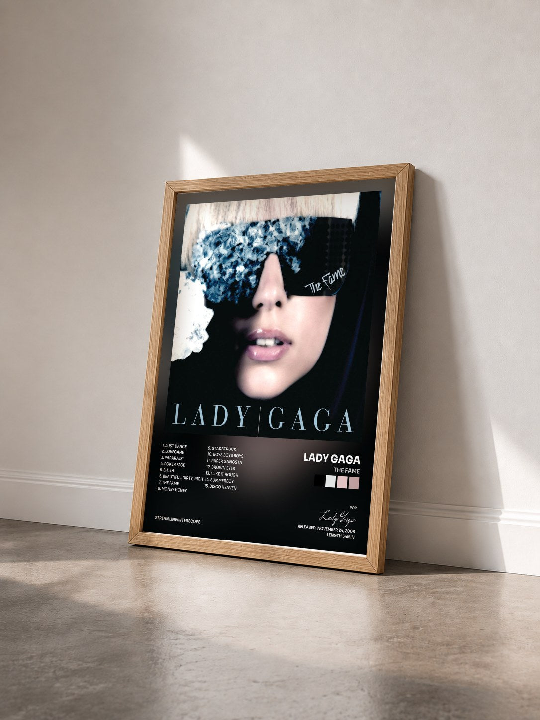 #bois Tableau de l'album The Fame de Lady Gaga vu de trois quarts, cadre en bois brut