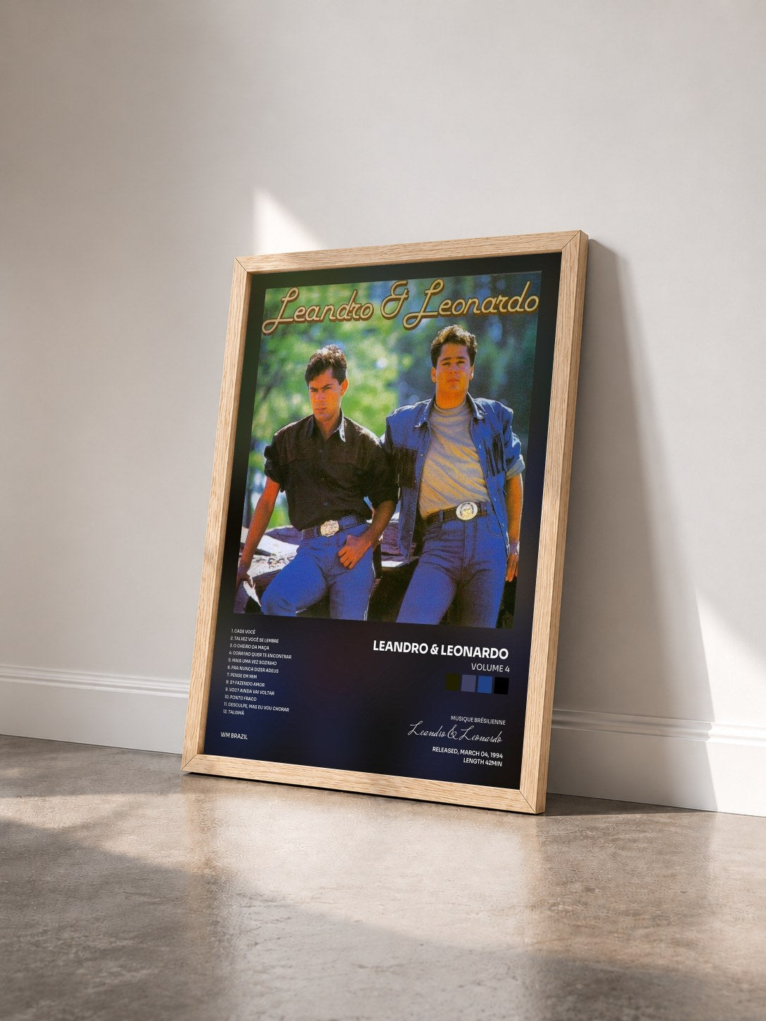 #bois Tableau de l'album Volume 4 de Leandro & Leonardo  vu de trois quarts, cadre en bois brut