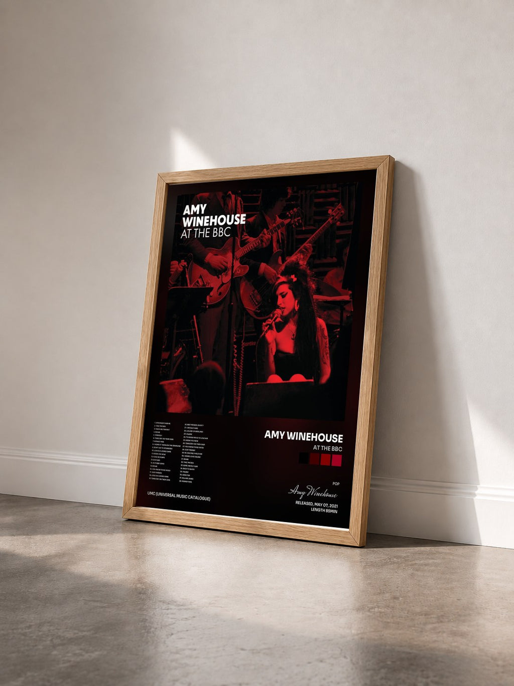 #bois Tableau de l'album At The BBC de Amy Winehouse vu de trois quarts, cadre en bois brut