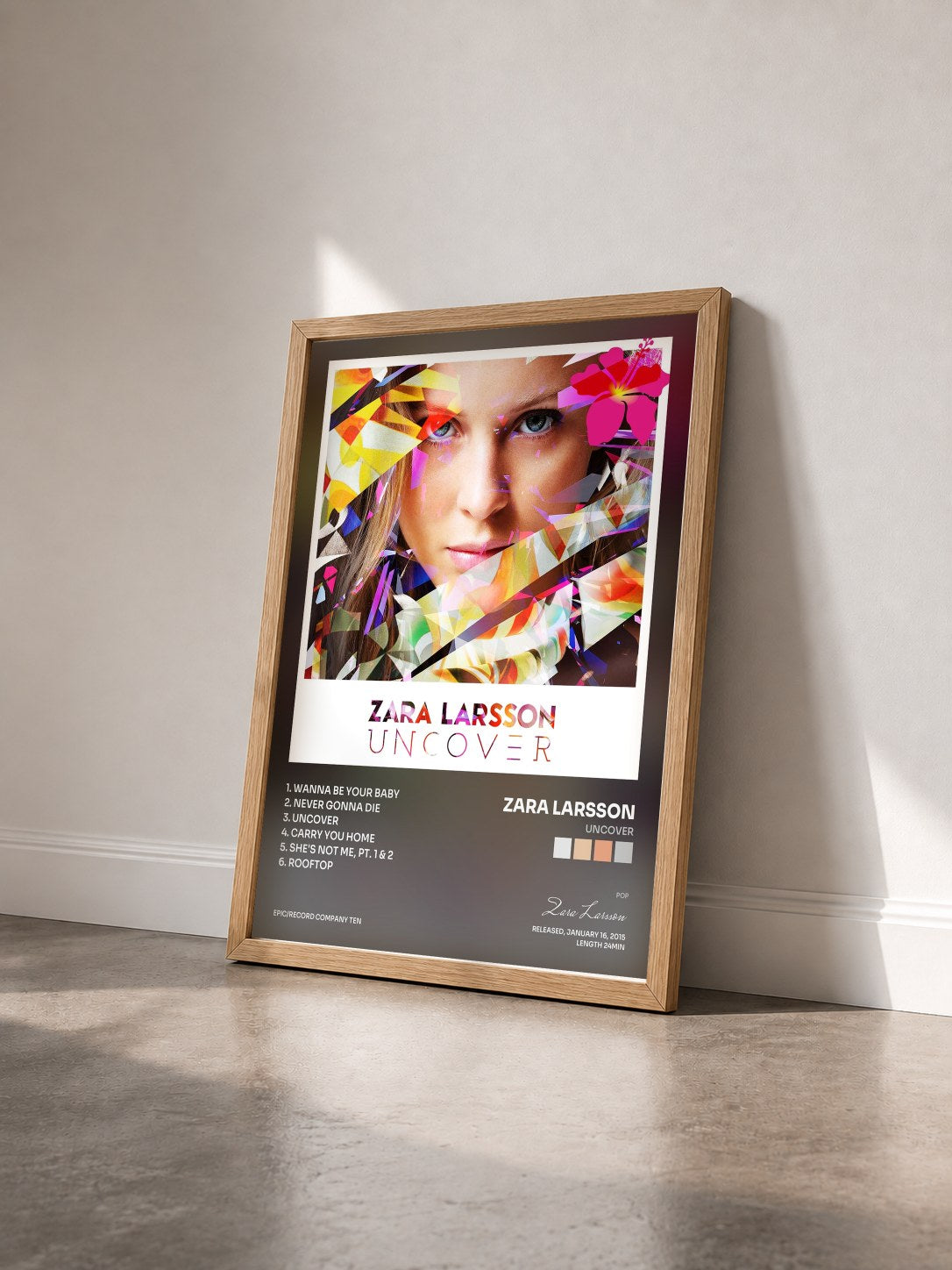 #bois Tableau de l'album Uncover de Zara Larsson vu de trois quarts, cadre en bois brut