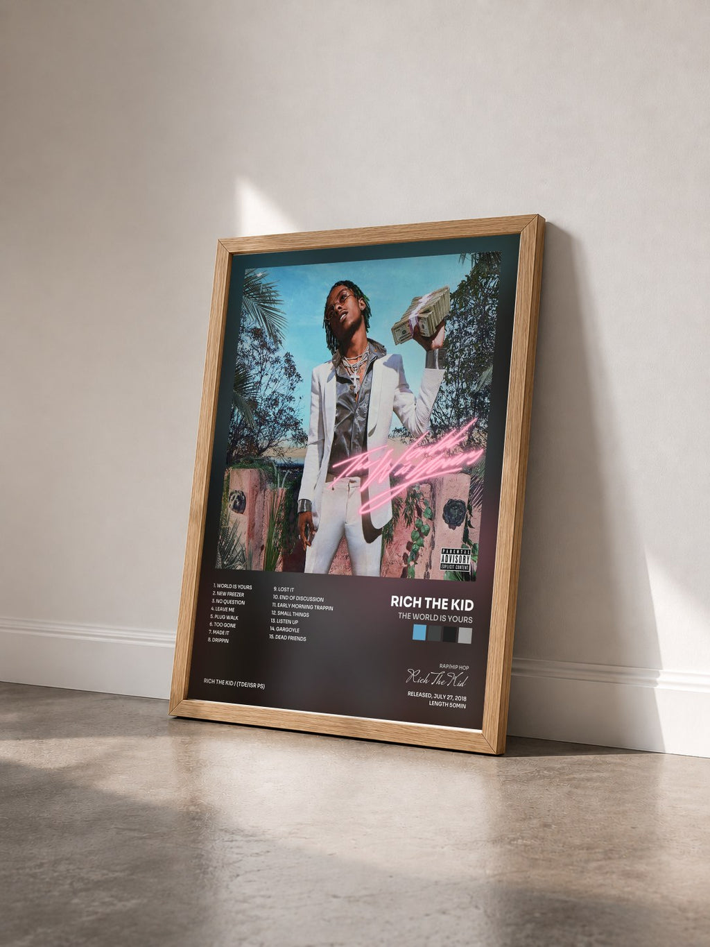 #bois Tableau de l'album The World Is Yours de Rich The Kid vu de trois quarts, cadre en bois brut