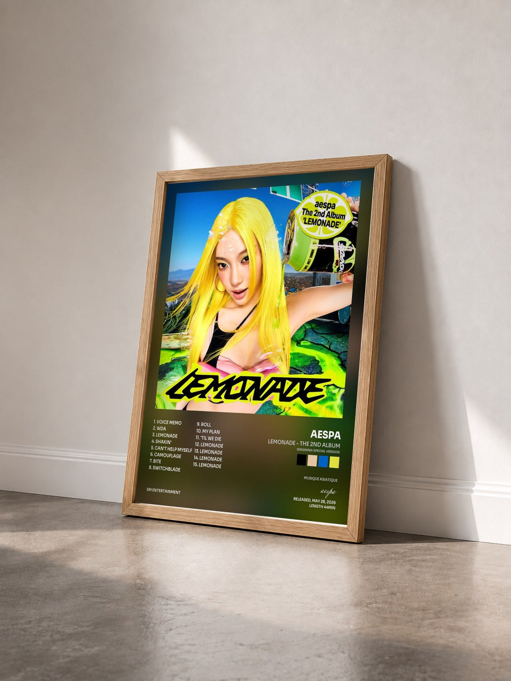 #bois Tableau de l'album LEMONADE - The 2nd Album (NINGNING Special Version) de aespa vu de trois quarts, cadre en bois brut