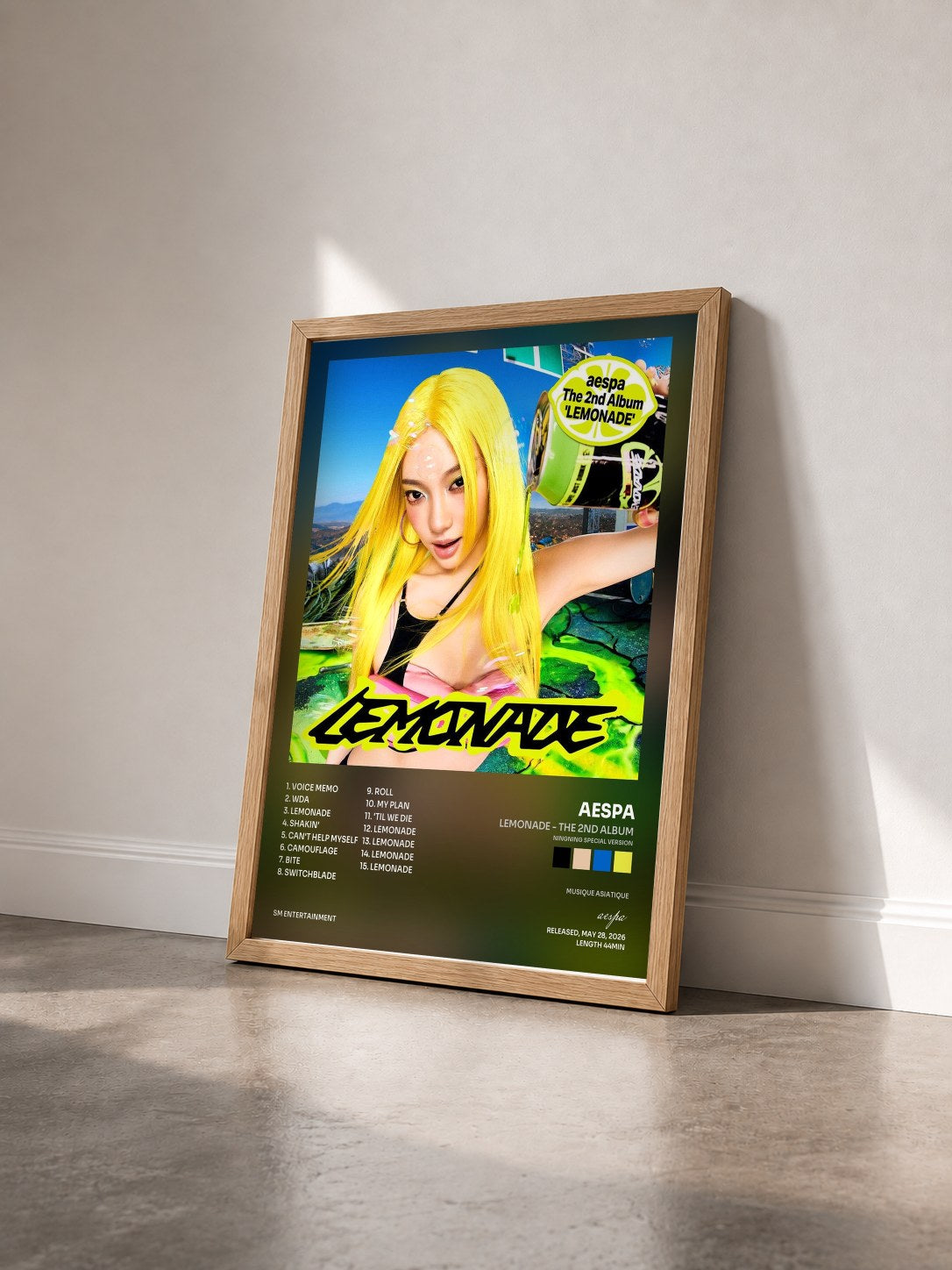 #bois Tableau de l'album LEMONADE - The 2nd Album (NINGNING Special Version) de aespa vu de trois quarts, cadre en bois brut