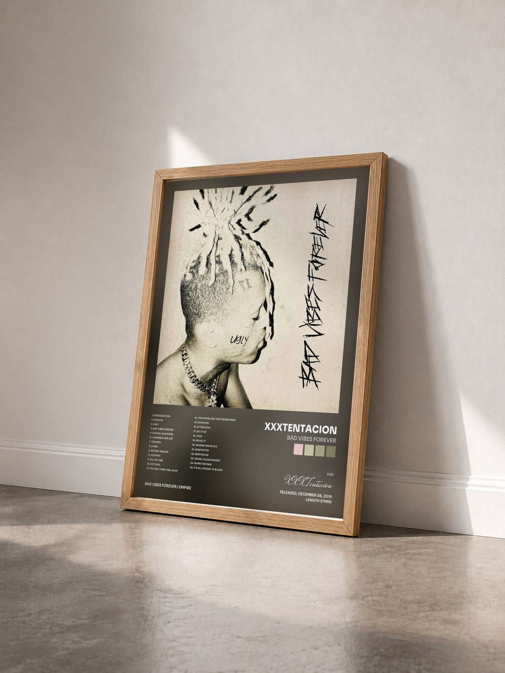 #bois Tableau de l'album Bad Vibes Forever de XXXTentacion vu de trois quarts, cadre en bois brut