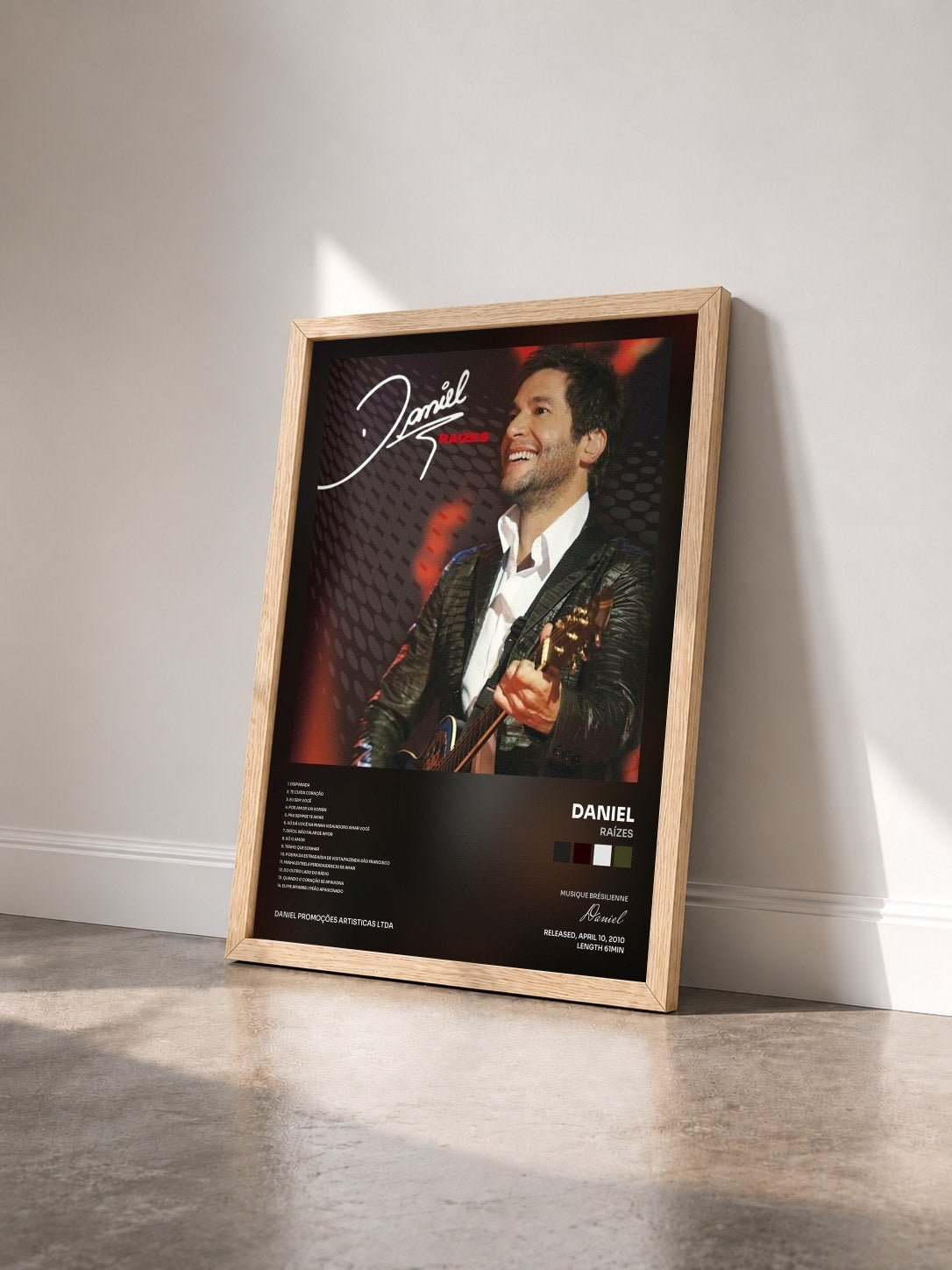 #bois Tableau de l'album Raízes de Daniel vu de trois quarts, cadre en bois brut