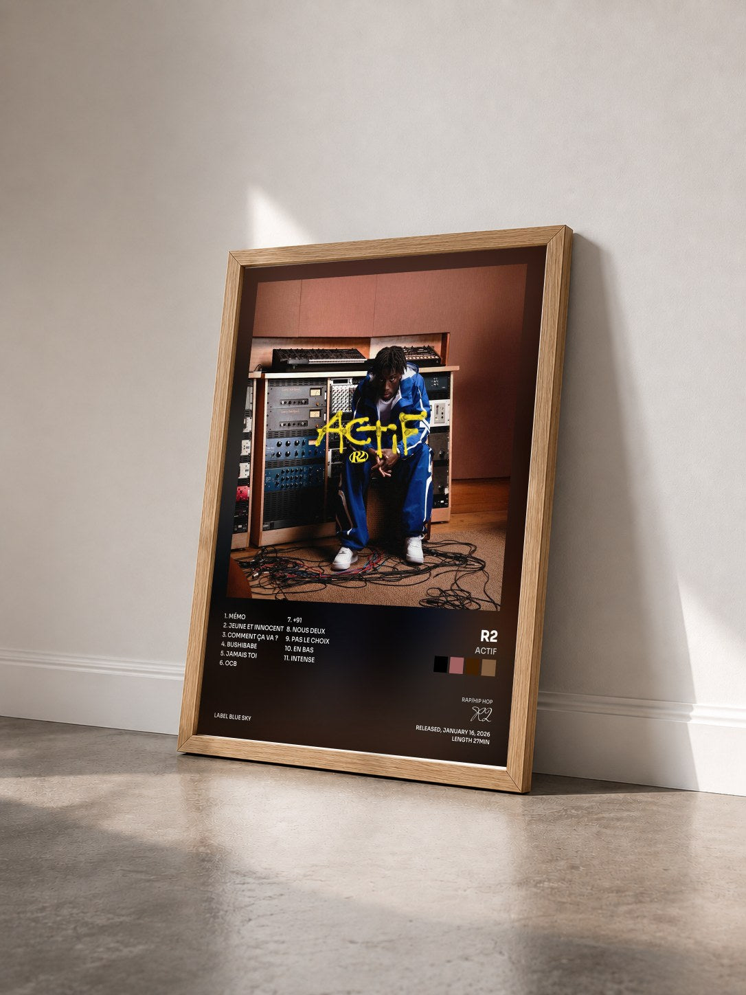 #bois Tableau de l'album ACTIF de R2 vu de trois quarts, cadre en bois brut