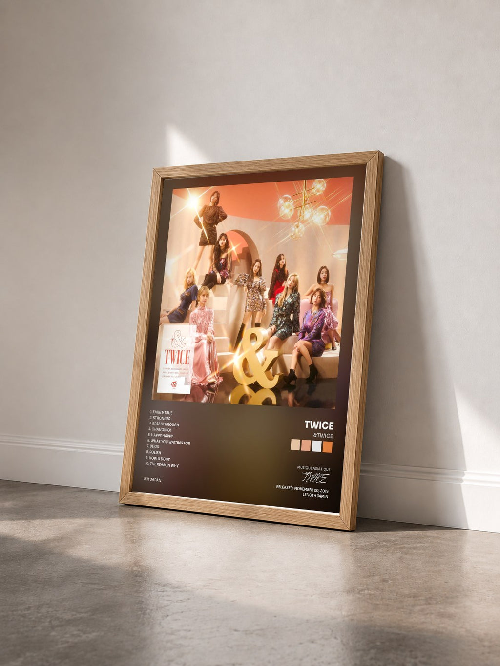#bois Tableau de l'album #TWICE de TWICE vu de trois quarts, cadre en bois brut