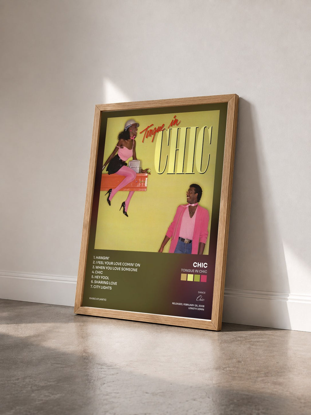 #bois Tableau de l'album Tongue in Chic de Chic vu de trois quarts, cadre en bois brut