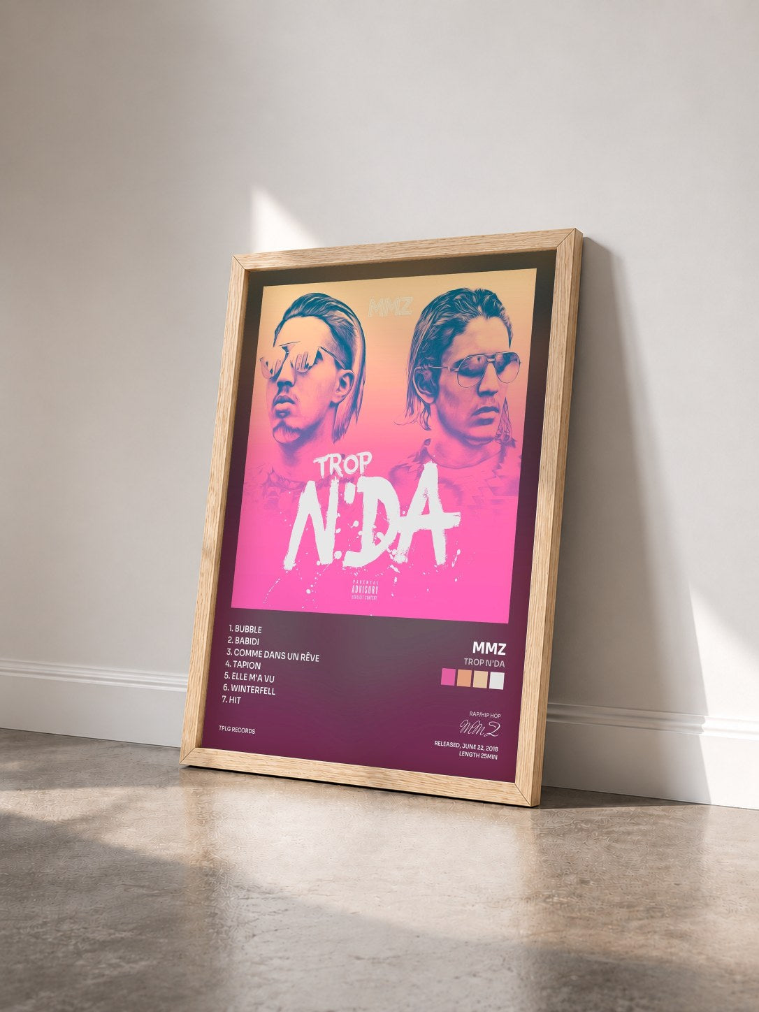 #bois Tableau de l'album Trop N'DA de MMZ vu de trois quarts, cadre en bois brut