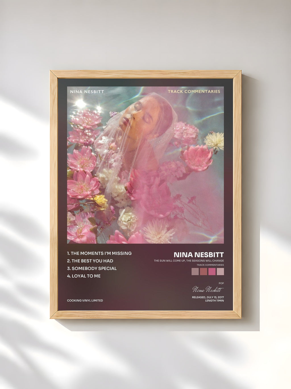 #bois Tableau de l'album The Sun Will Come Up, The Seasons Will Change (Track Commentaries) de Nina Nesbitt, cadre en bois brut, imprimé et encadré en France