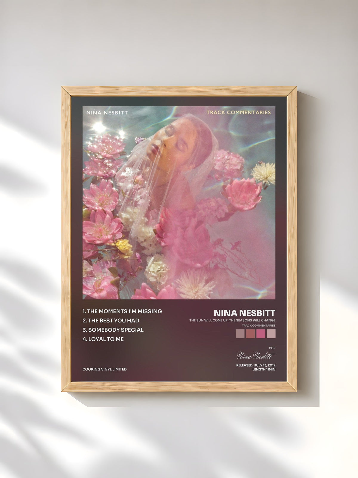 #bois Tableau de l'album The Sun Will Come Up, The Seasons Will Change (Track Commentaries) de Nina Nesbitt, cadre en bois brut, imprimé et encadré en France