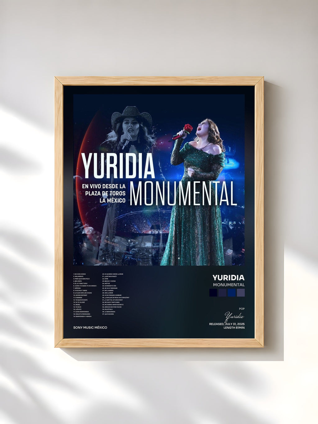 #bois Tableau de l'album Monumental de Yuridia, cadre en bois brut, imprimé et encadré en France