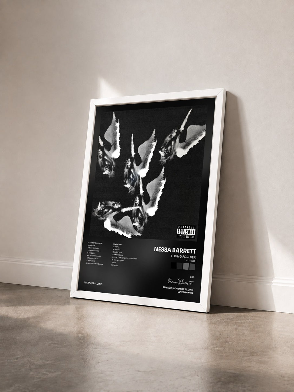 #blanc Tableau de l'album young forever (extended) de Nessa Barrett vu de trois quarts, cadre blanc