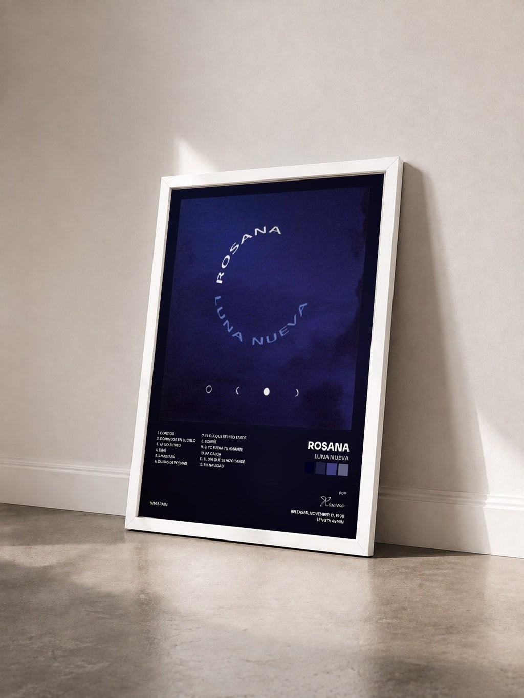 #blanc Tableau de l'album Luna nueva de Rosana vu de trois quarts, cadre blanc