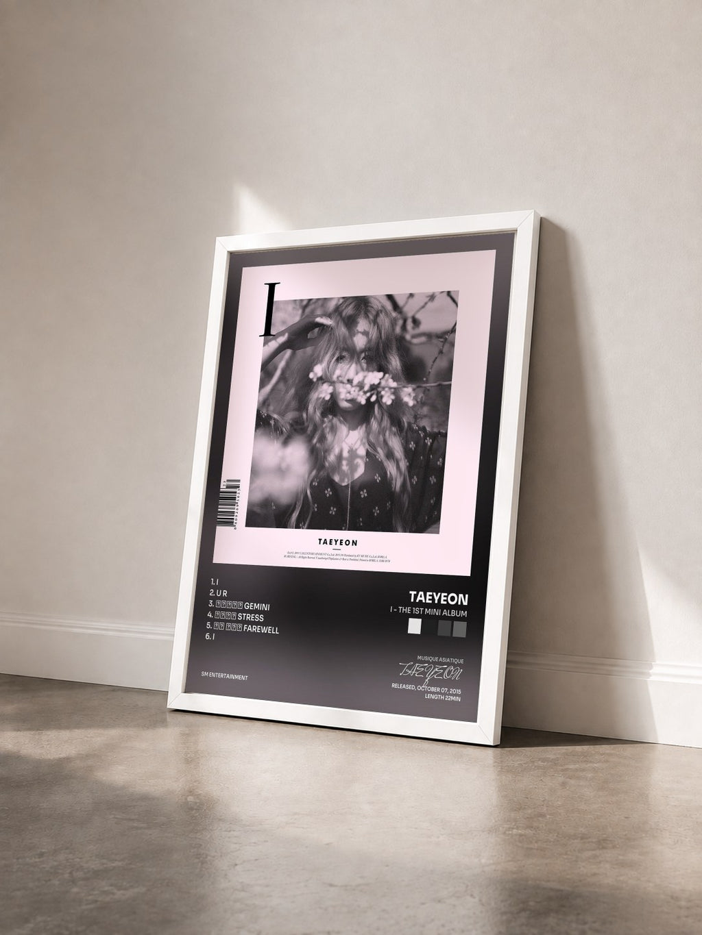 #blanc Tableau de l'album I - The 1st Mini Album de TAEYEON vu de trois quarts, cadre blanc