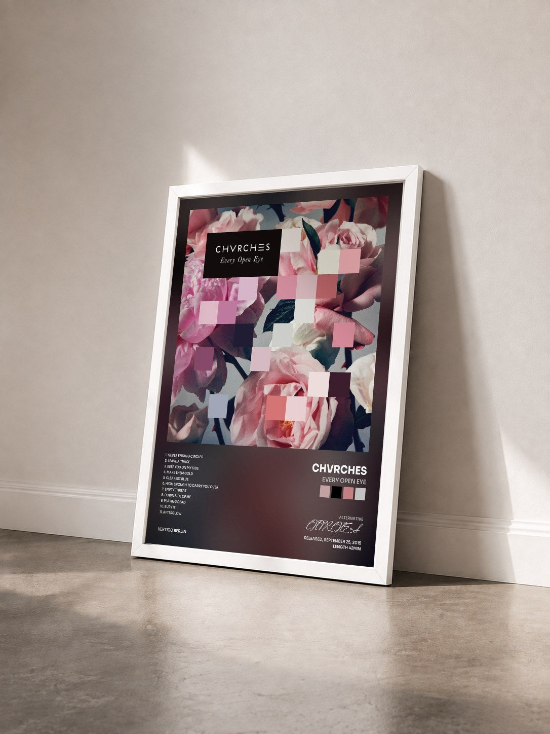 #blanc Tableau de l'album Every Open Eye de CHVRCHES vu de trois quarts, cadre blanc