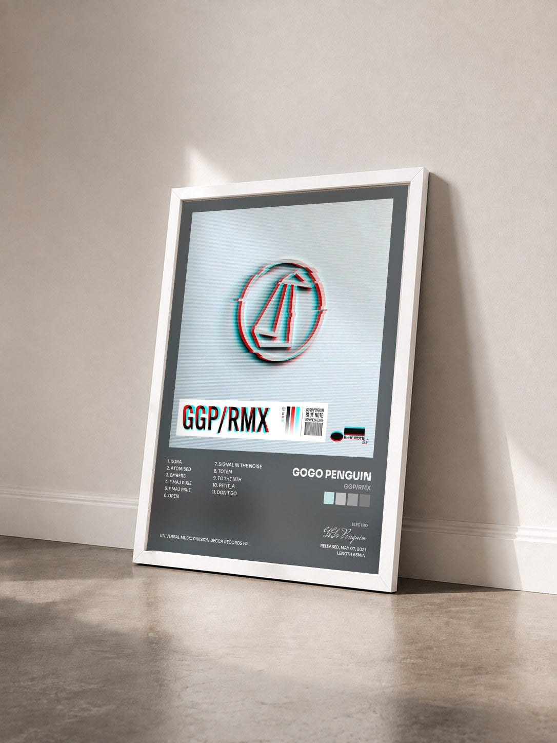 #blanc Tableau de l'album GGP/RMX de GoGo Penguin vu de trois quarts, cadre blanc