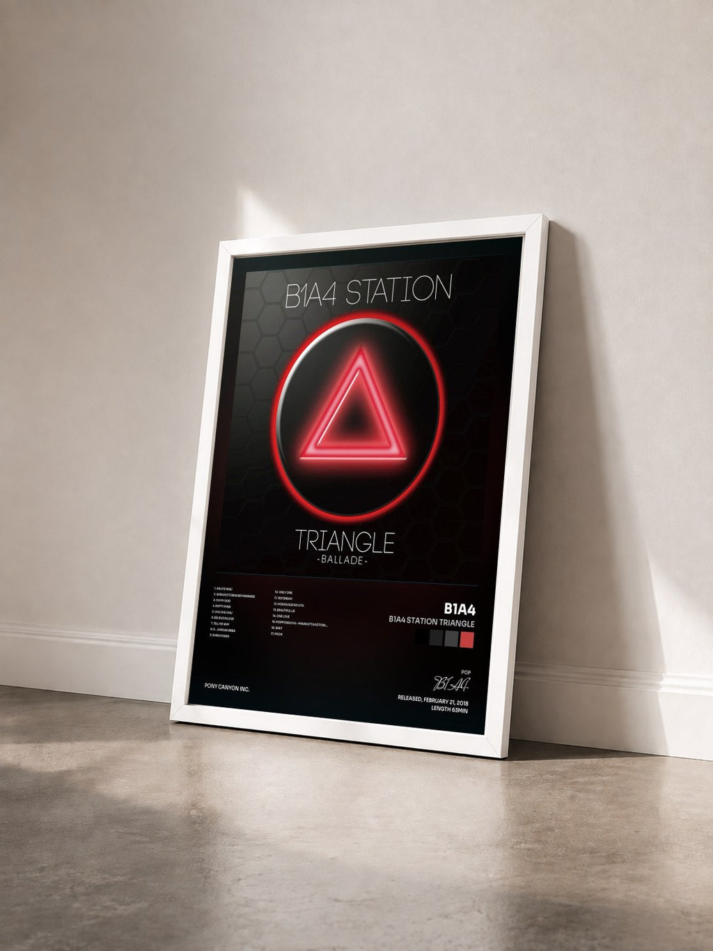 #blanc Tableau de l'album B1A4 Station Triangle de B1A4 vu de trois quarts, cadre blanc