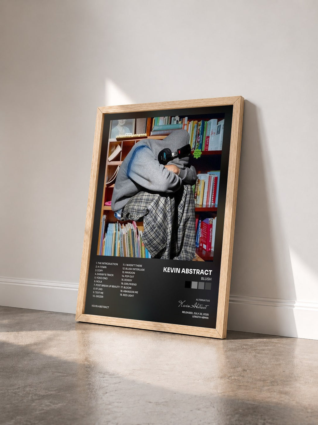 #bois Tableau de l'album Blush de Kevin Abstract vu de trois quarts, cadre en bois brut