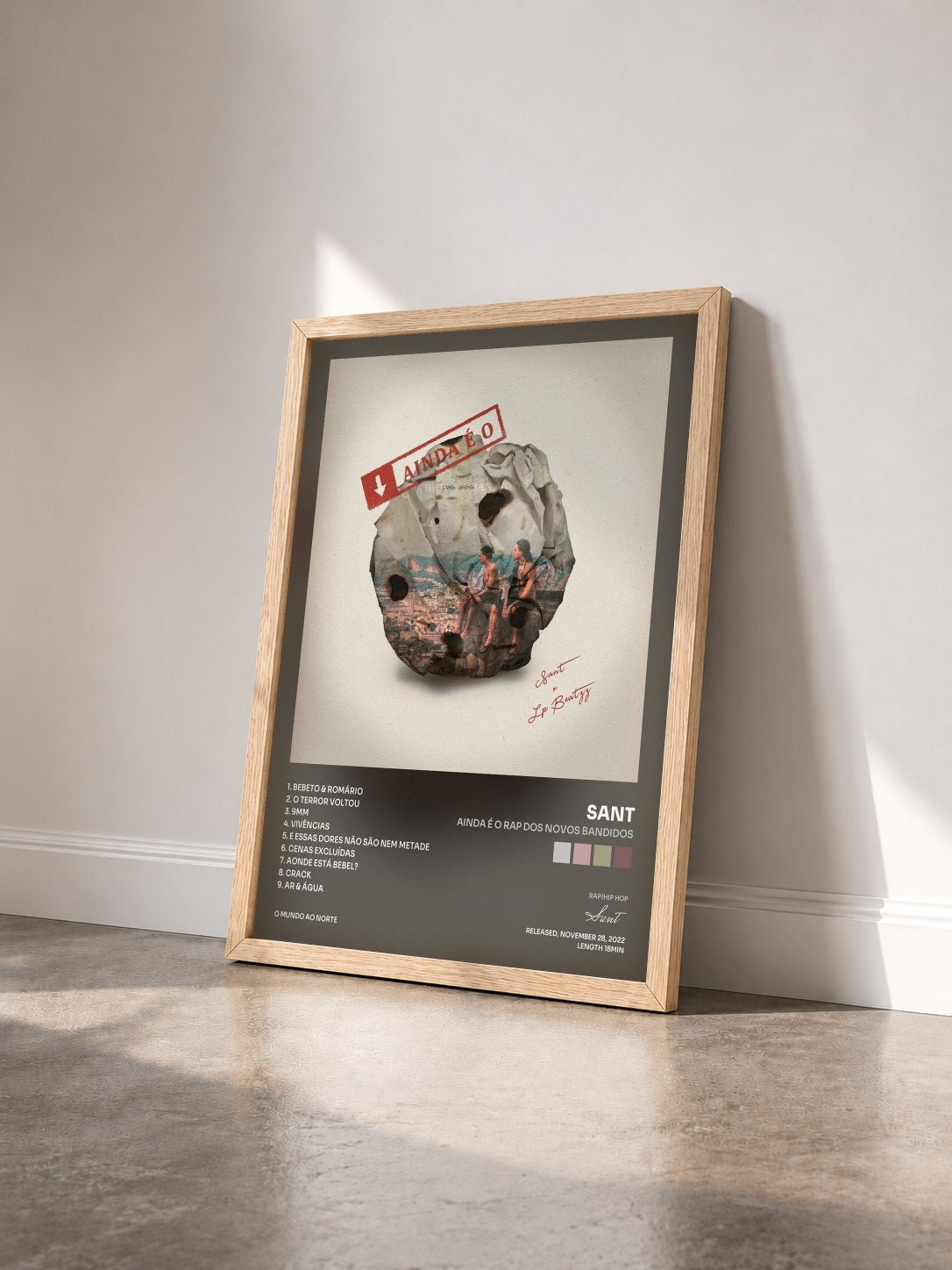 #bois Tableau de l'album Ainda É o Rap dos Novos Bandidos de Sant vu de trois quarts, cadre en bois brut