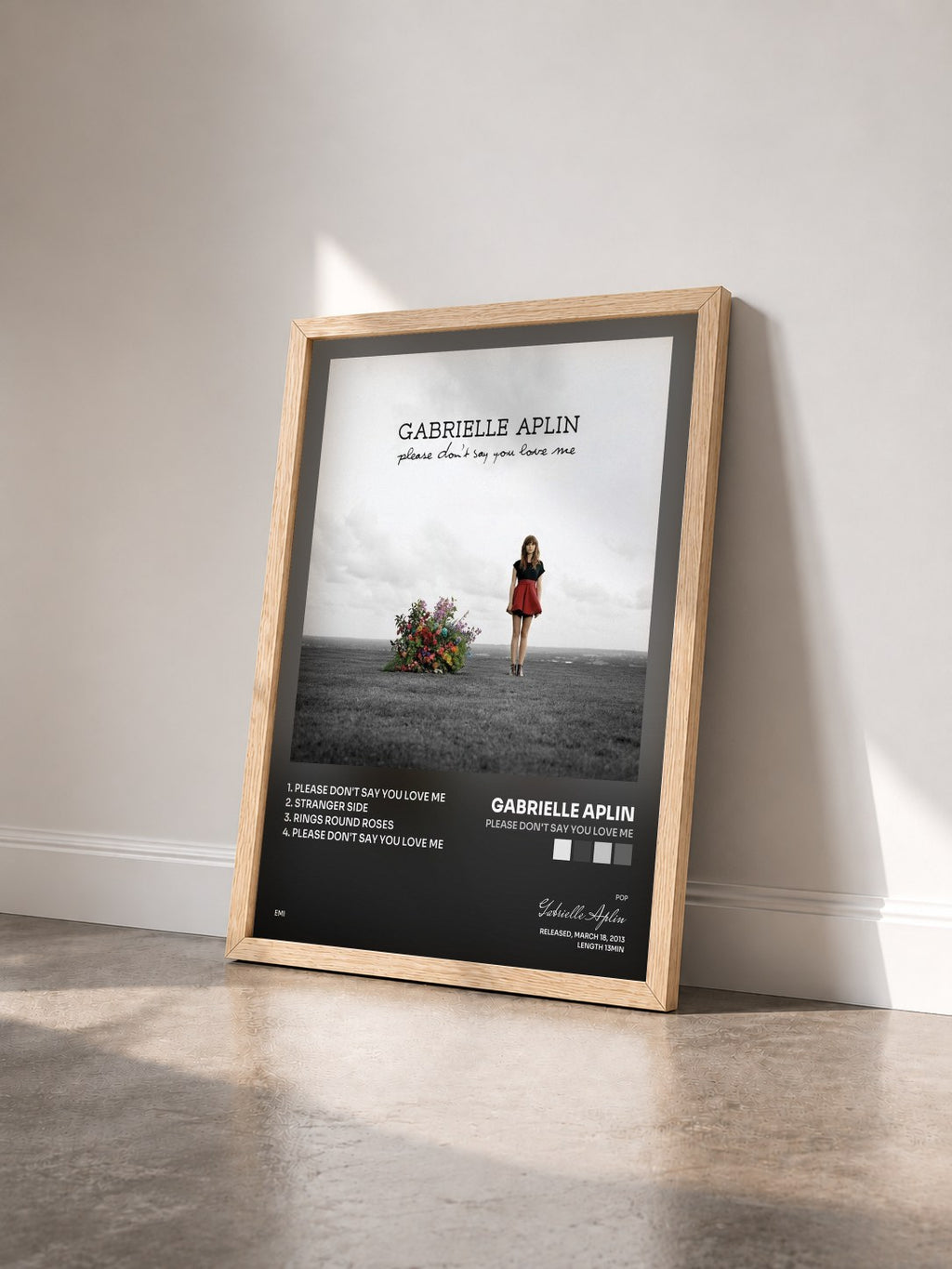 #bois Tableau de l'album Please Don't Say You Love Me de Gabrielle Aplin vu de trois quarts, cadre en bois brut