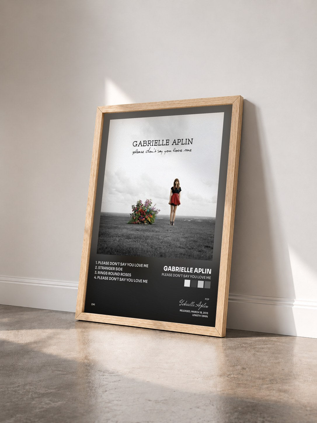 #bois Tableau de l'album Please Don't Say You Love Me de Gabrielle Aplin vu de trois quarts, cadre en bois brut