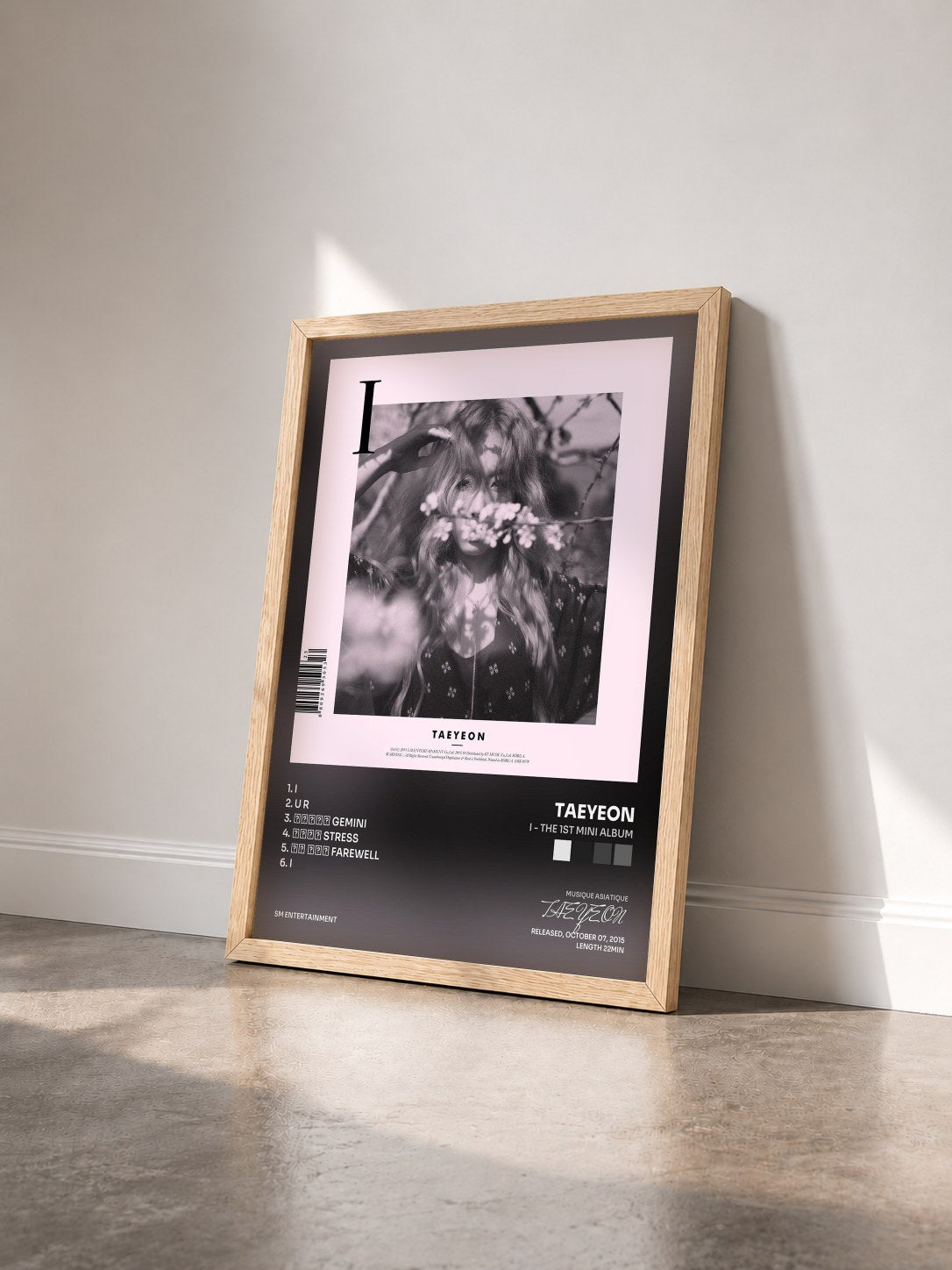 #bois Tableau de l'album I - The 1st Mini Album de TAEYEON vu de trois quarts, cadre en bois brut