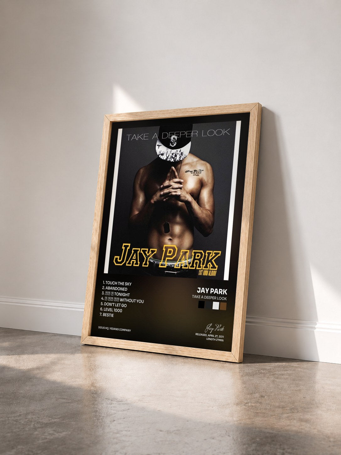#bois Tableau de l'album Take a Deeper Look de Jay Park vu de trois quarts, cadre en bois brut
