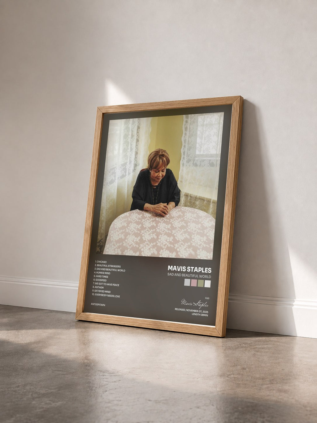 #bois Tableau de l'album Sad And Beautiful World de Mavis Staples vu de trois quarts, cadre en bois brut