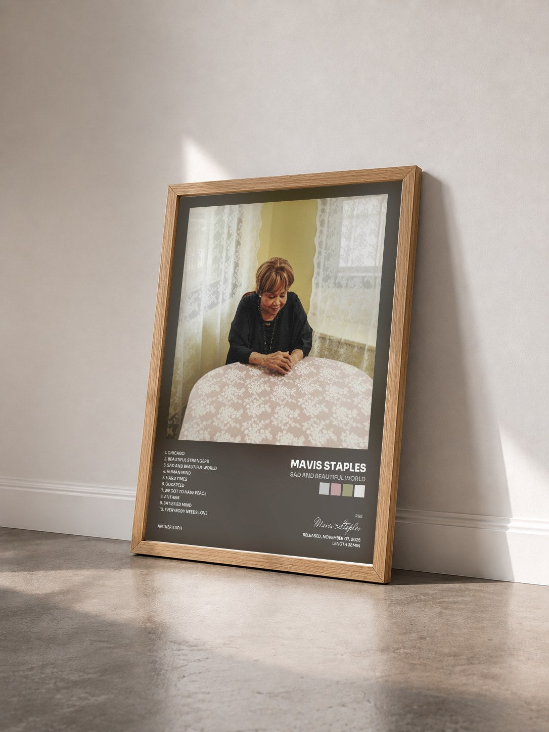 #bois Tableau de l'album Sad And Beautiful World de Mavis Staples vu de trois quarts, cadre en bois brut