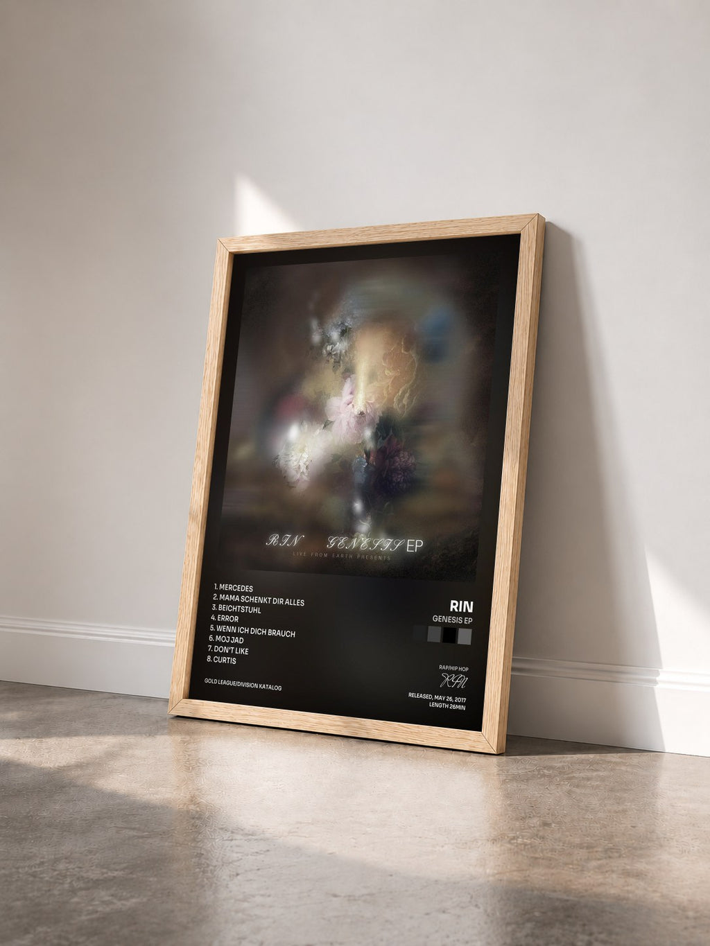 #bois Tableau de l'album Genesis EP de RIN vu de trois quarts, cadre en bois brut