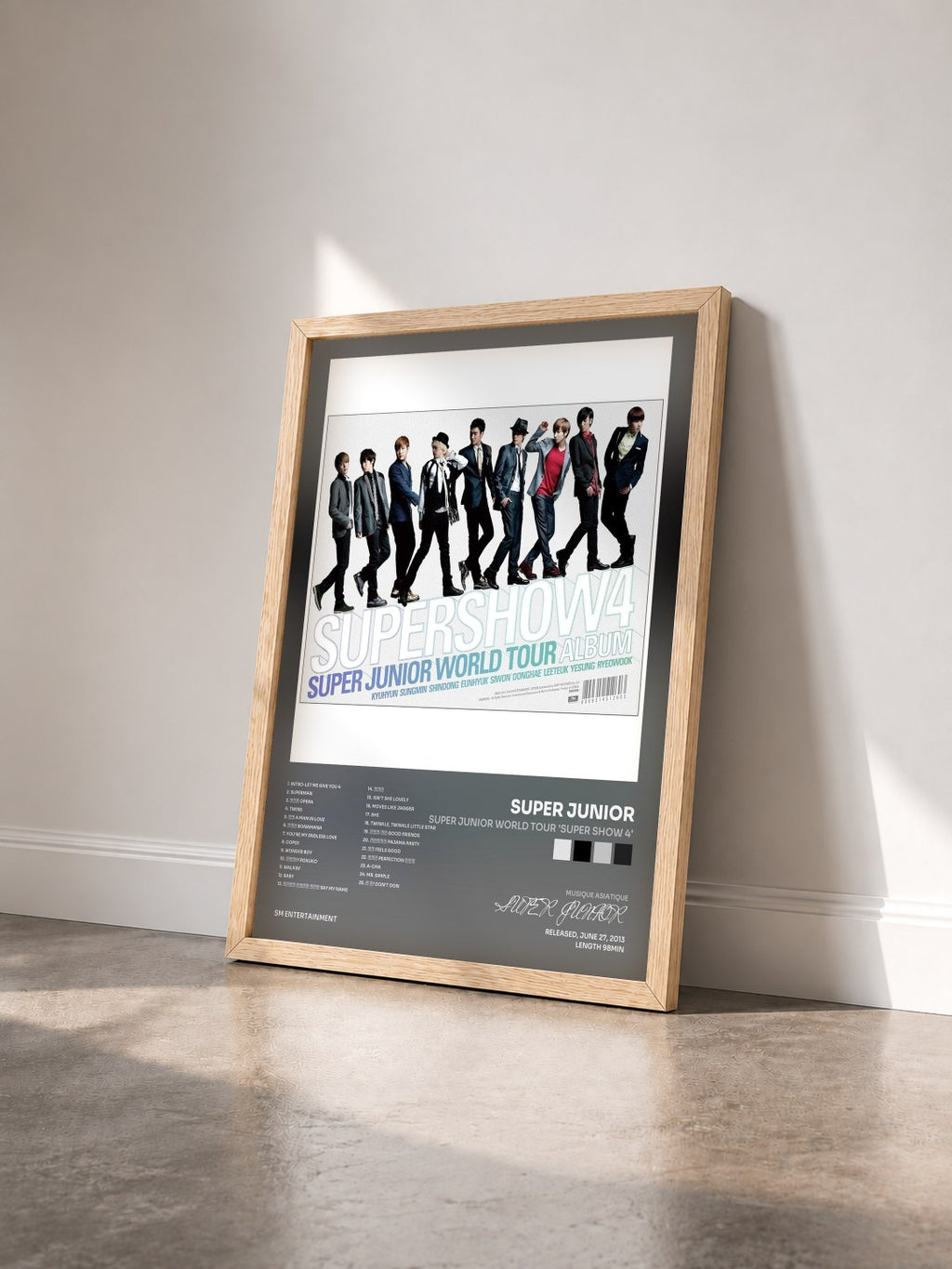 #bois Tableau de l'album Super Junior World Tour 'Super Show 4' de SUPER JUNIOR vu de trois quarts, cadre en bois brut