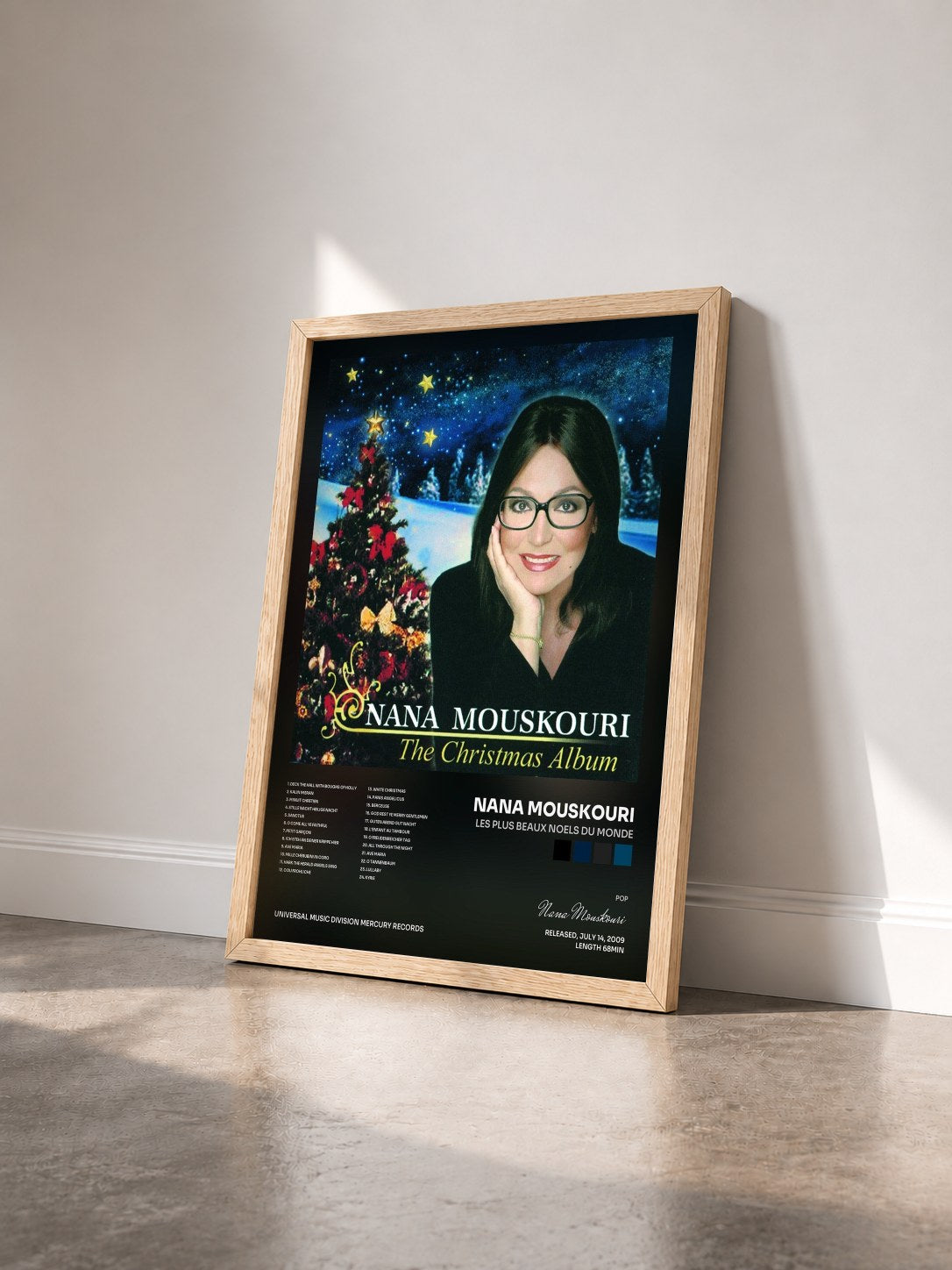 #bois Tableau de l'album Les Plus Beaux Noels Du Monde de Nana Mouskouri vu de trois quarts, cadre en bois brut
