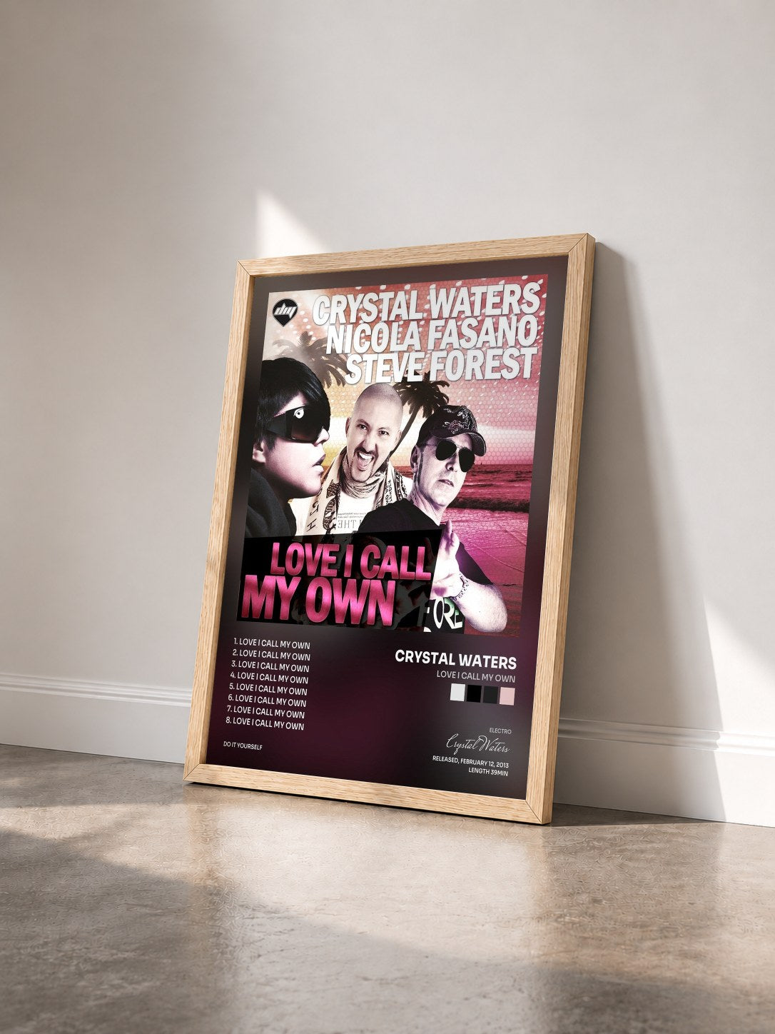 #bois Tableau de l'album Love I Call My Own de Crystal Waters vu de trois quarts, cadre en bois brut