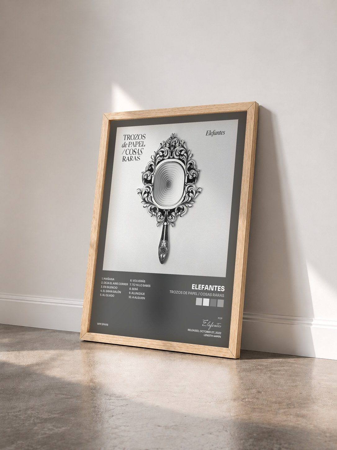#bois Tableau de l'album TROZOS de PAPEL / COSAS RARAS de Elefantes vu de trois quarts, cadre en bois brut