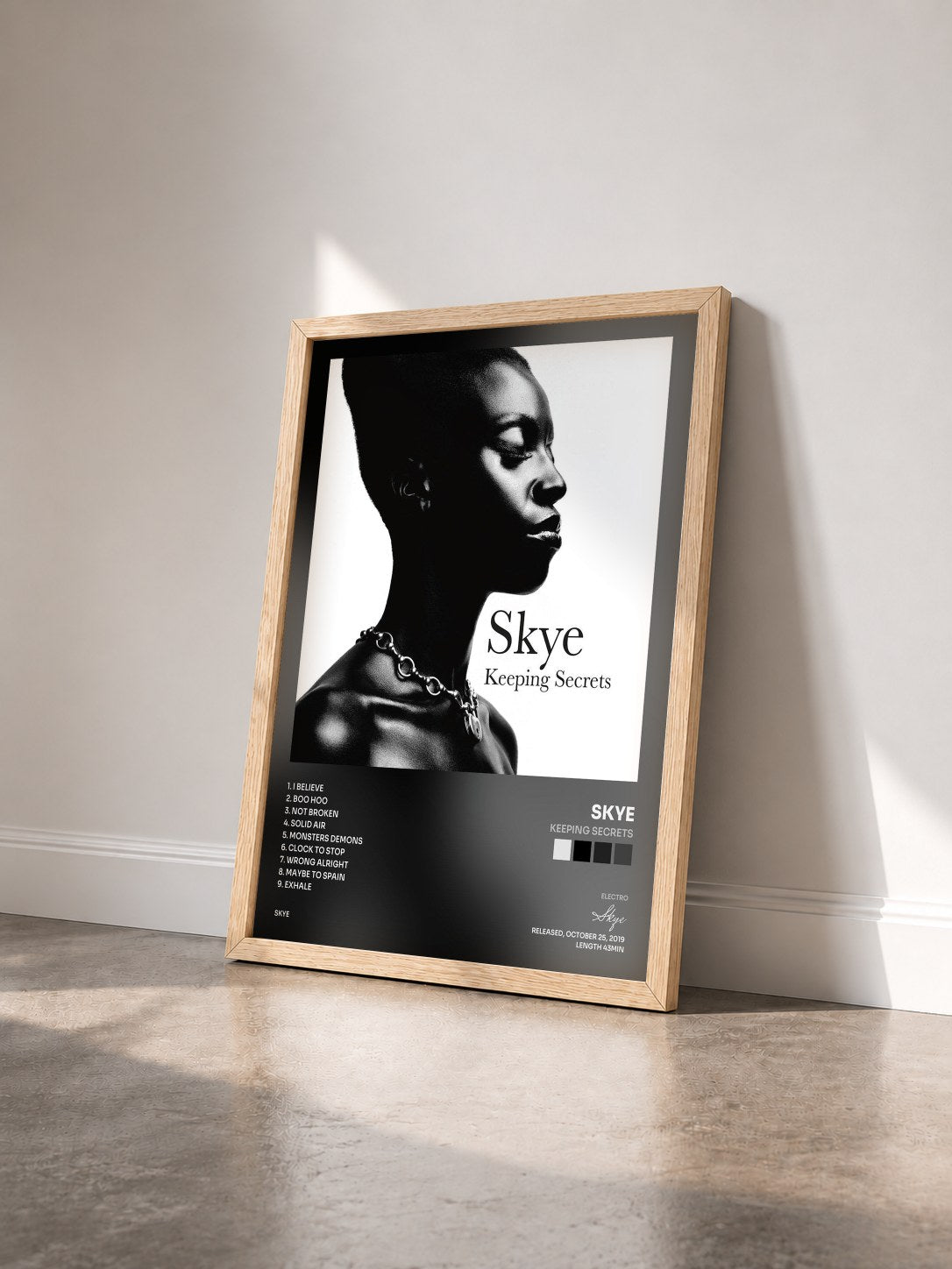 #bois Tableau de l'album Keeping Secrets de Skye vu de trois quarts, cadre en bois brut