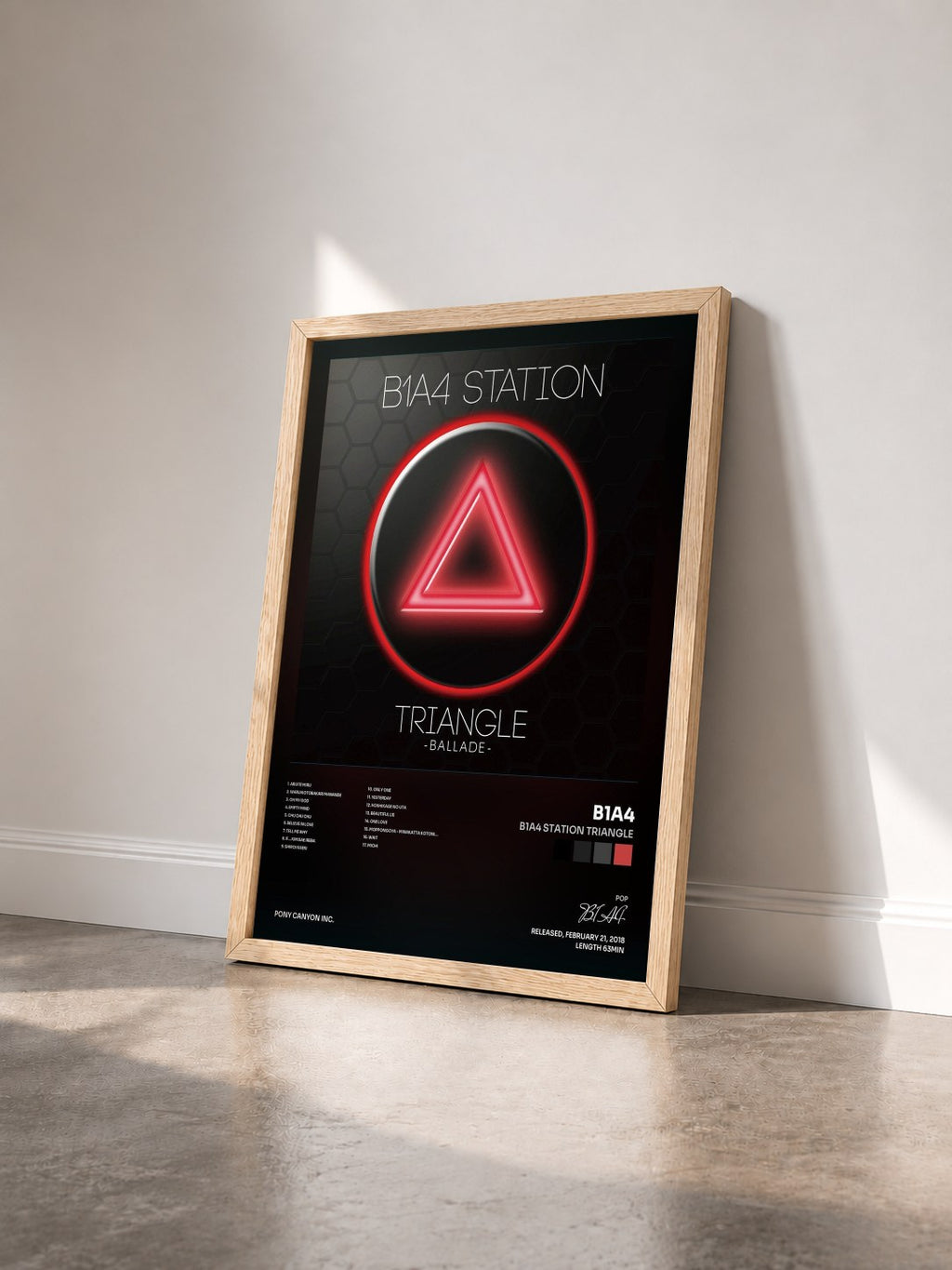 #bois Tableau de l'album B1A4 Station Triangle de B1A4 vu de trois quarts, cadre en bois brut
