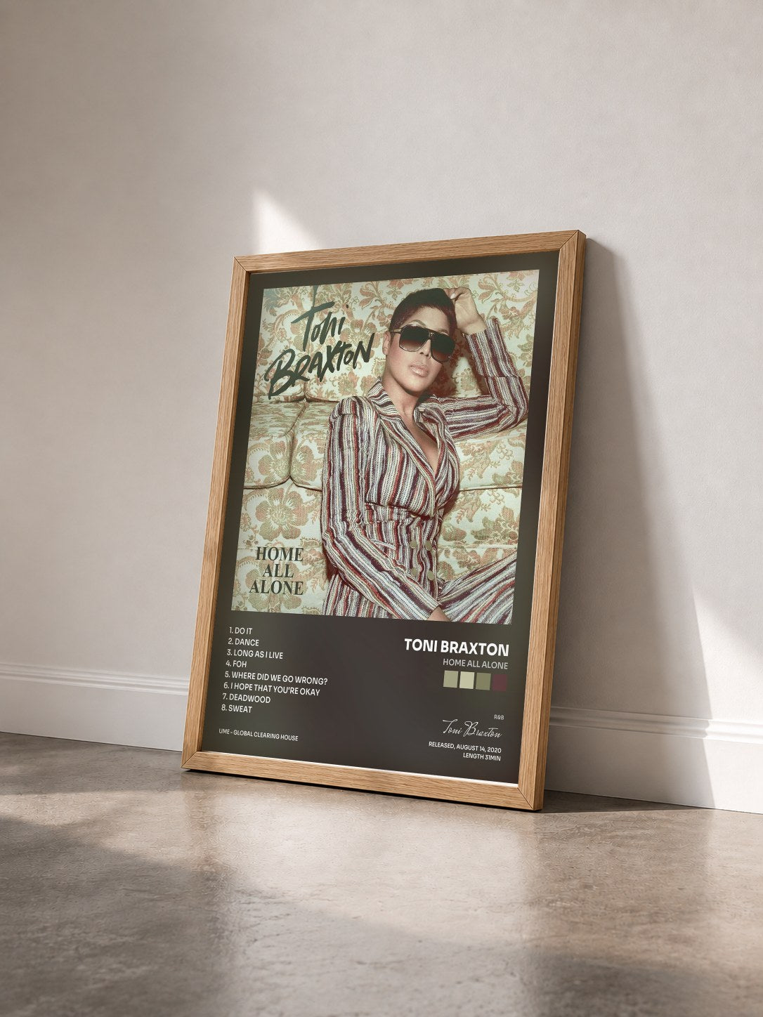 #bois Tableau de l'album Home All Alone de Toni Braxton vu de trois quarts, cadre en bois brut