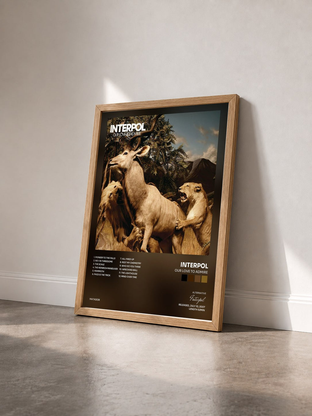 #bois Tableau de l'album Our Love To Admire de Interpol vu de trois quarts, cadre en bois brut