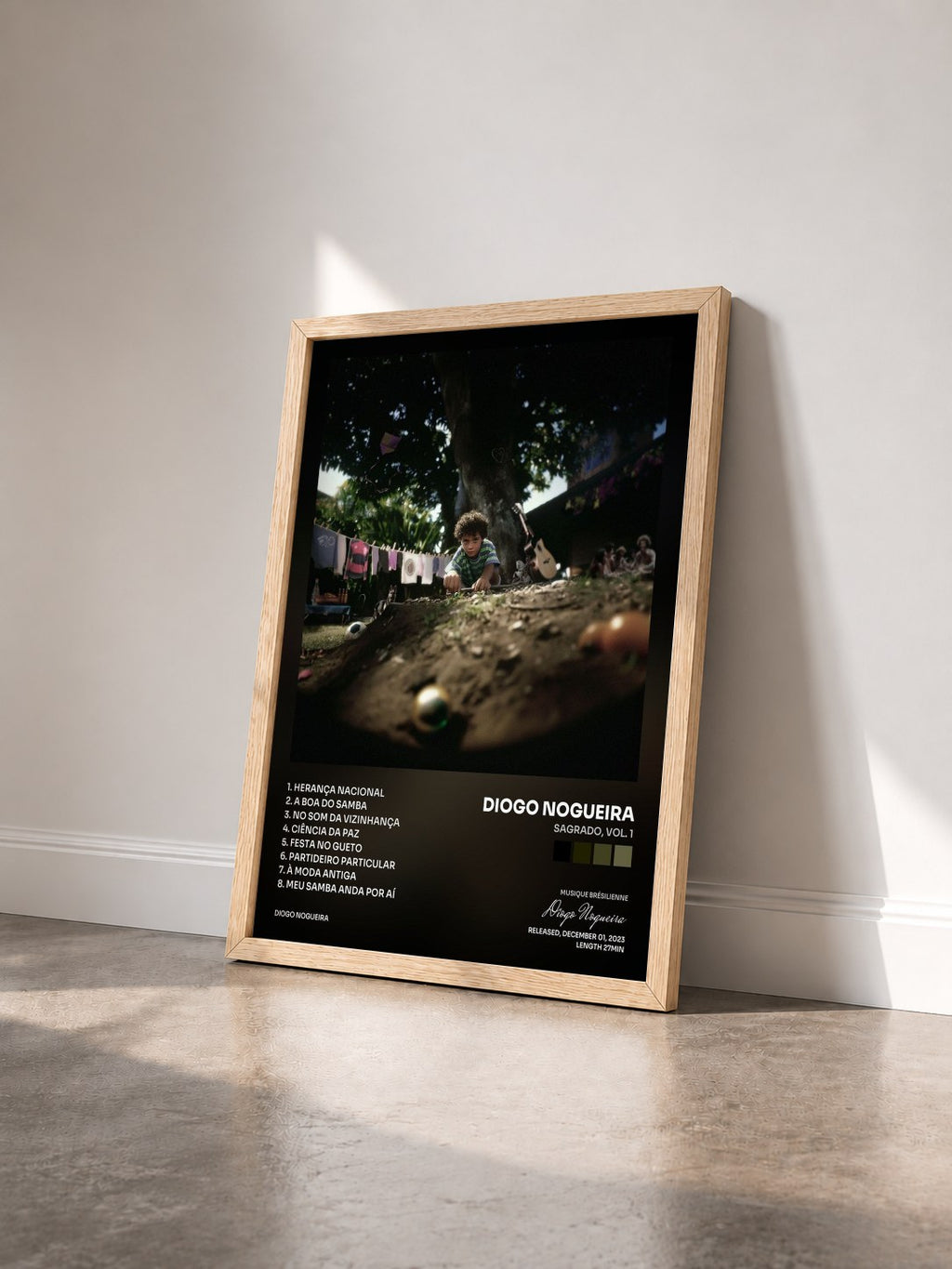 #bois Tableau de l'album SAGRADO, Vol. 1 de Diogo Nogueira vu de trois quarts, cadre en bois brut