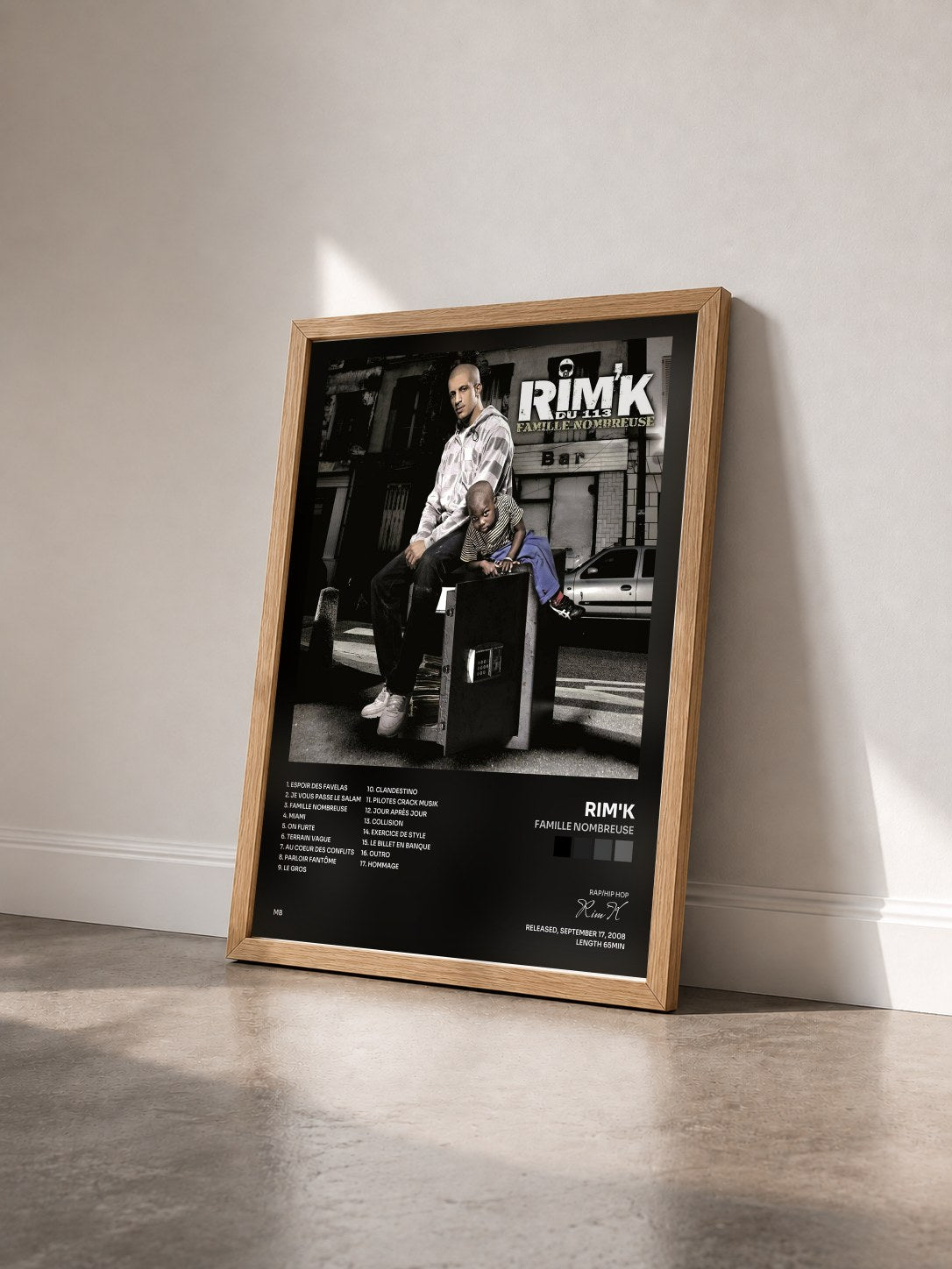 #bois Tableau de l'album Famille nombreuse de Rim'K vu de trois quarts, cadre en bois brut