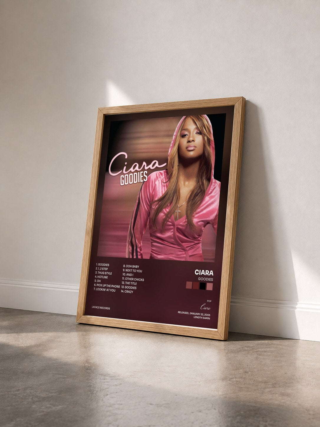 #bois Tableau de l'album Goodies de Ciara vu de trois quarts, cadre en bois brut