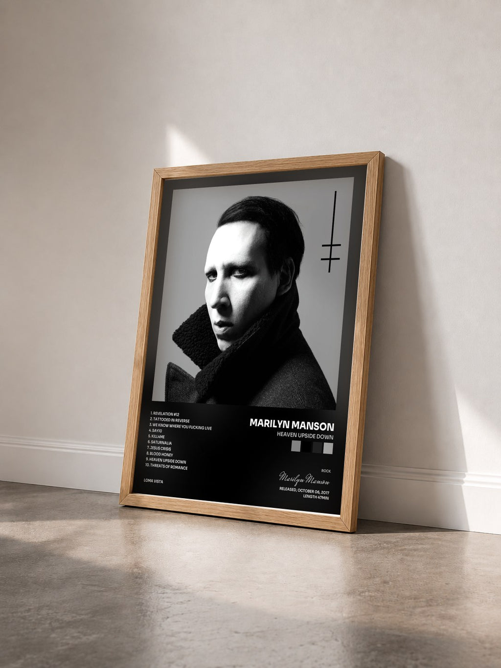 #bois Tableau de l'album Heaven Upside Down de Marilyn Manson vu de trois quarts, cadre en bois brut